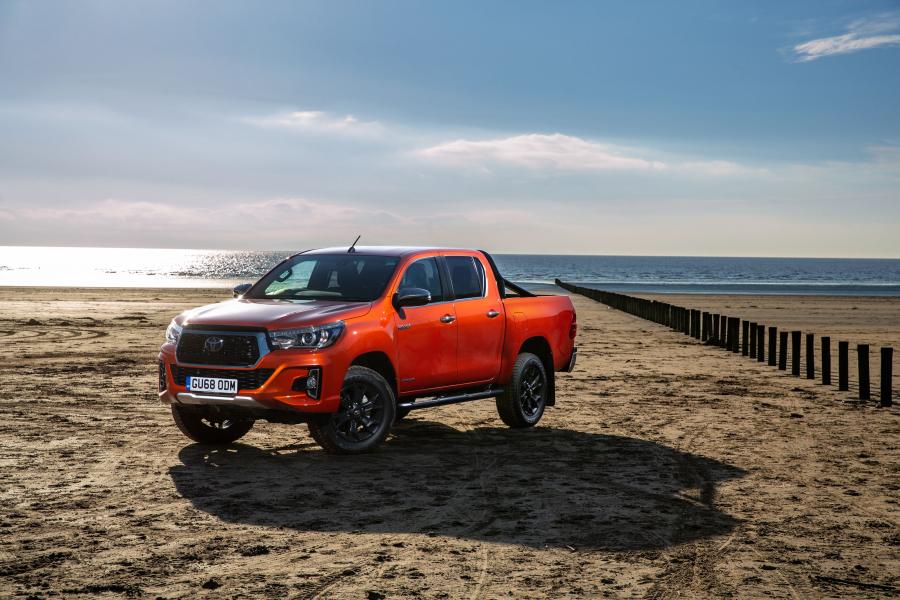 Toyota Hilux Invincible X Double Cab 2018 года  (UK) (фото 33 из 40)